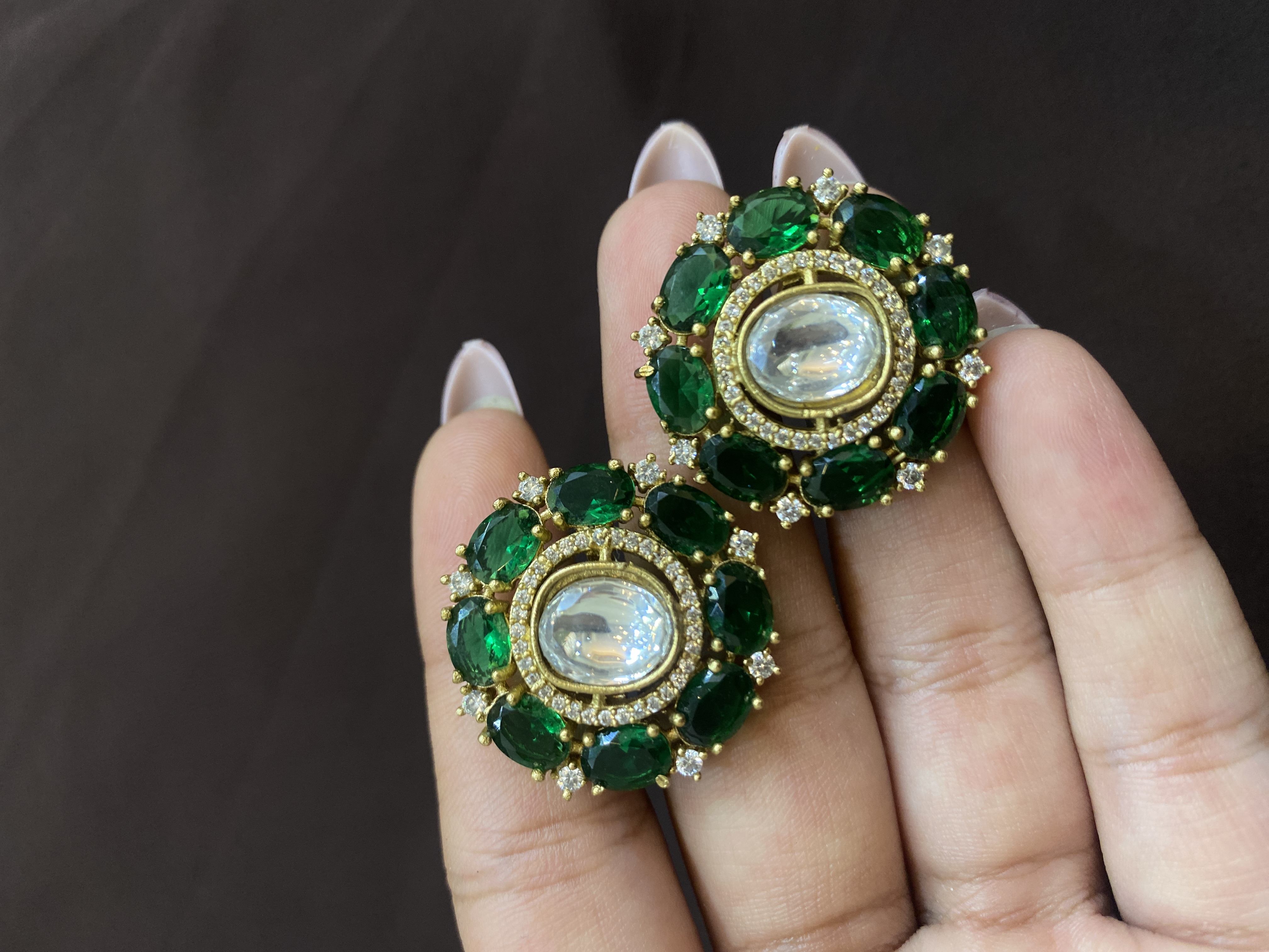 EMERALD MOISSANITE DIAMOND WITH WHITE STONE TOPS
