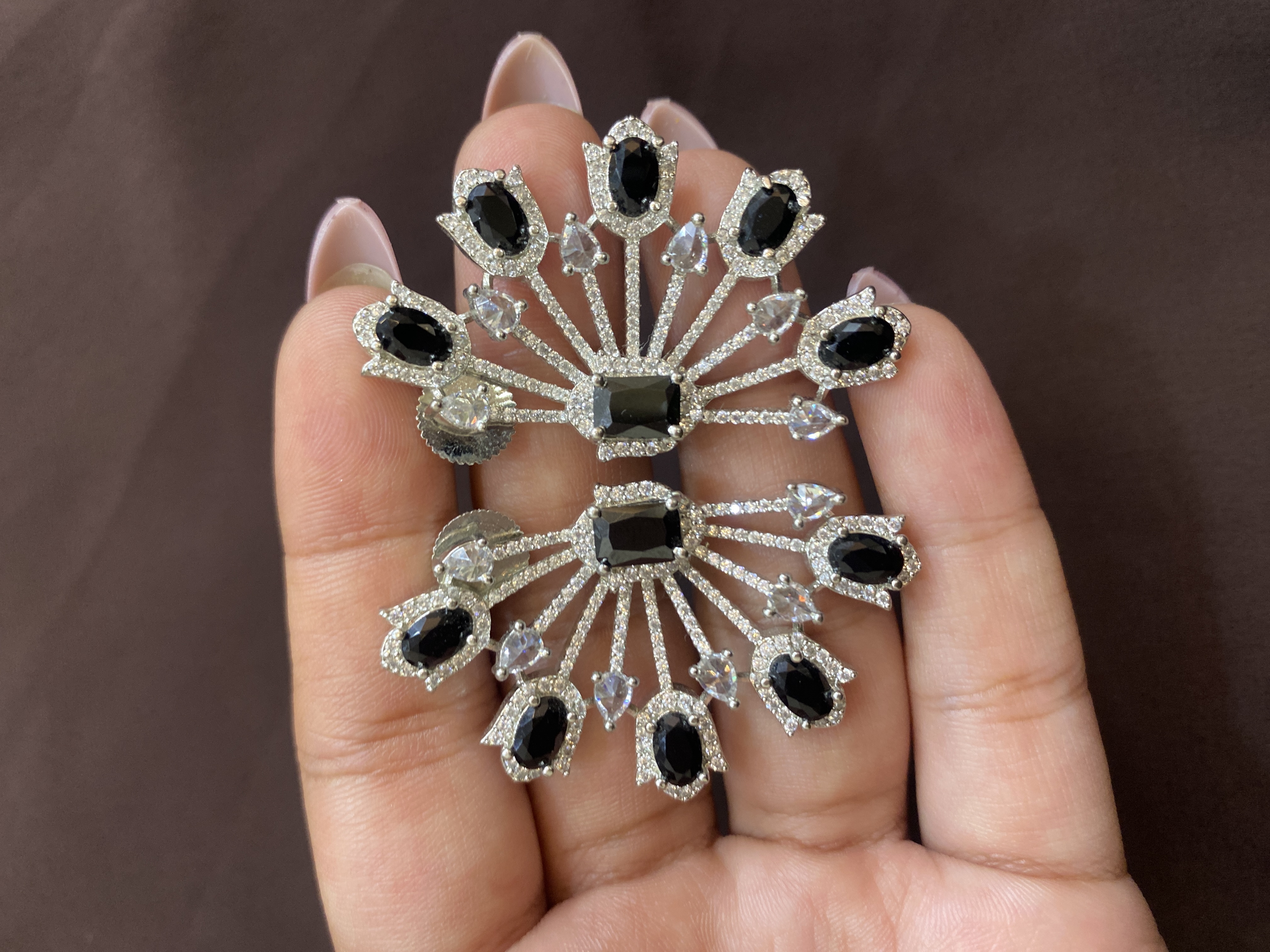 BLACK STONE SPARKING LINE EARRINGS