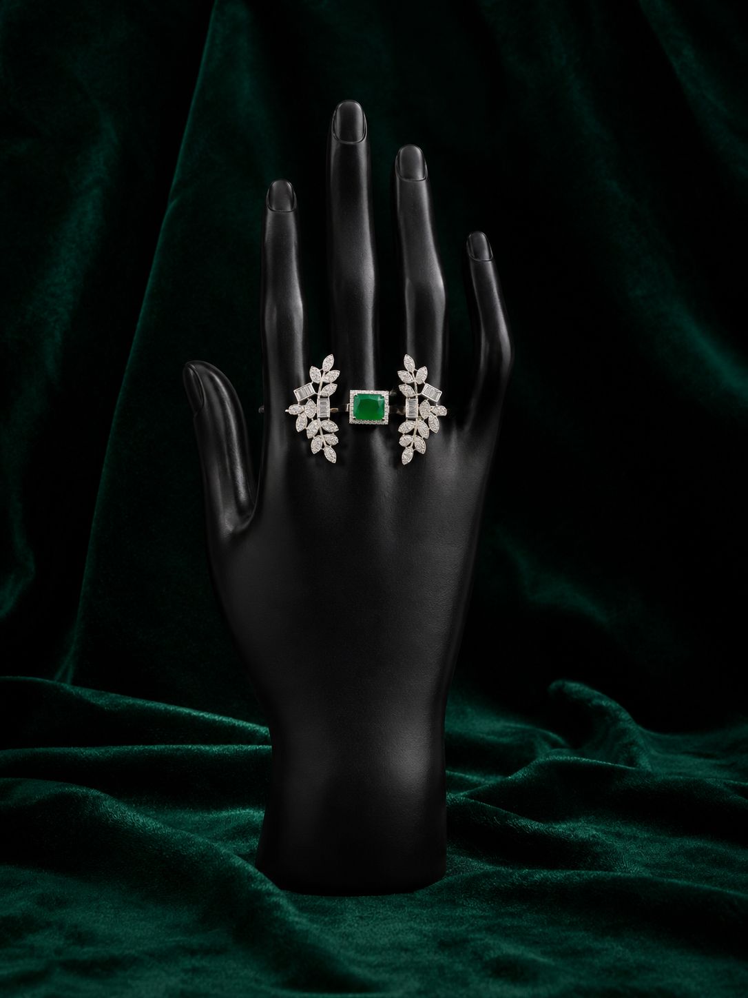 3 FINGER RING WITH EMERALD STONE