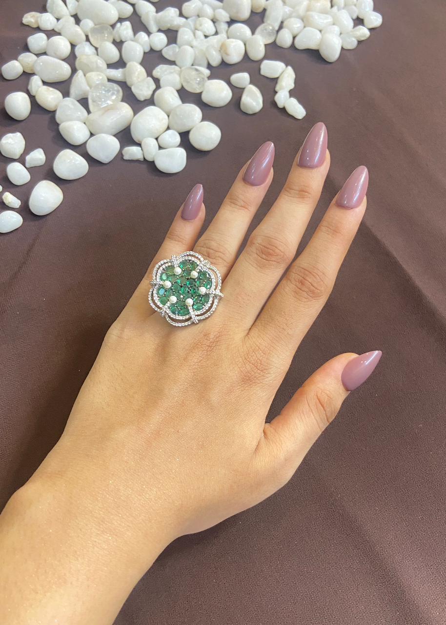 EMERALD FLOWER WITH SMALL PEARLS RING