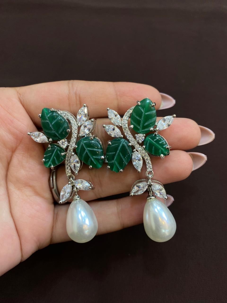 RUSSIAN CUT EMERALD LEAF WITH PEARL DROP