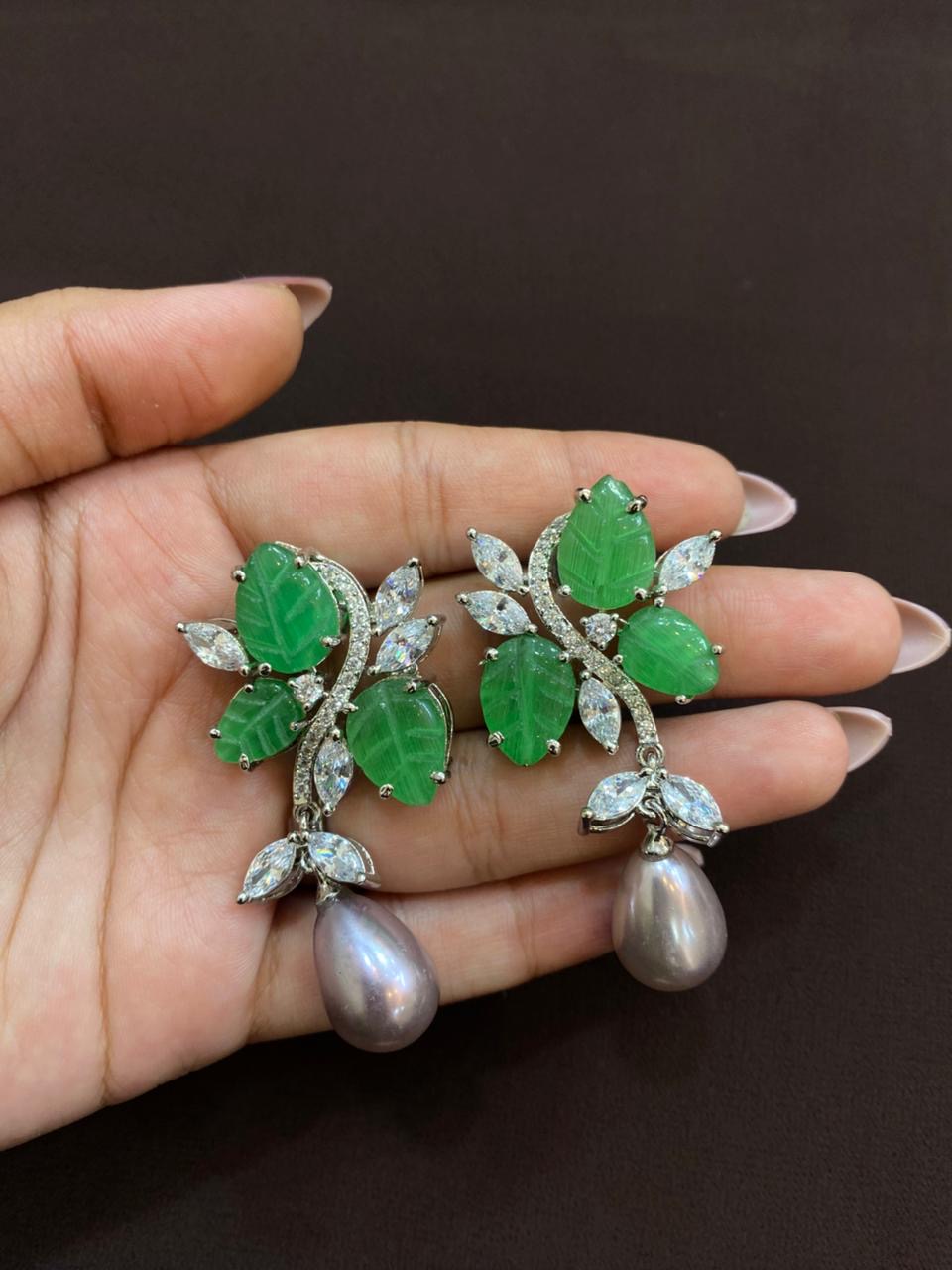 RUSSIAN CUT WITH GREEN LEAF & PEARL DROP