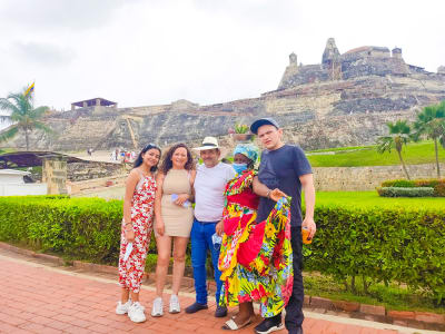 Explora la ciudad de Cartagena a bordo de una típica chiva. en Cartagena de Indias, Bolívar – foto 2