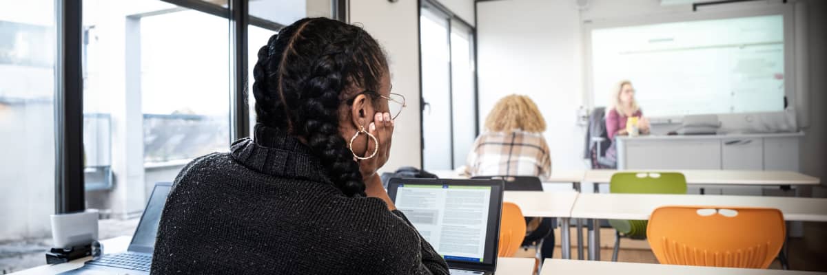 Étudiants EPB en conférence — alternance Paris