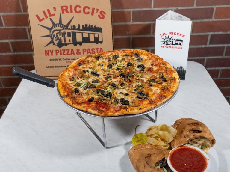 Lil' Ricci's NY Pizza & Pasta - Parker atmosphere and seating