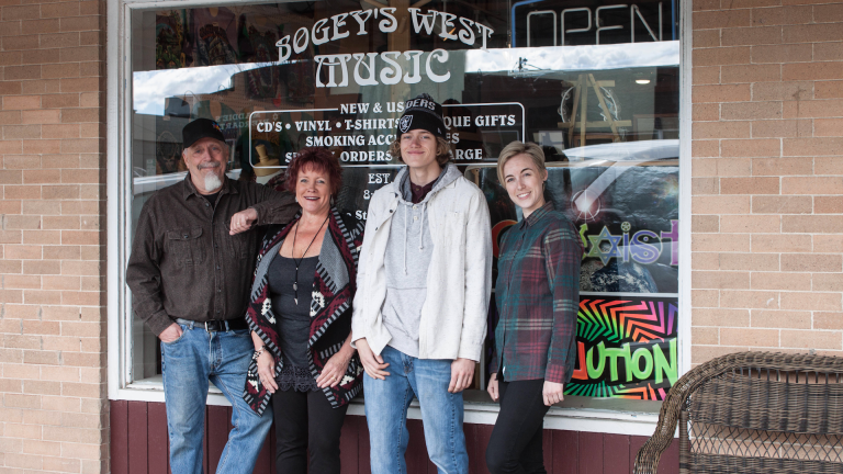 Bogey's West Music atmosphere and seating