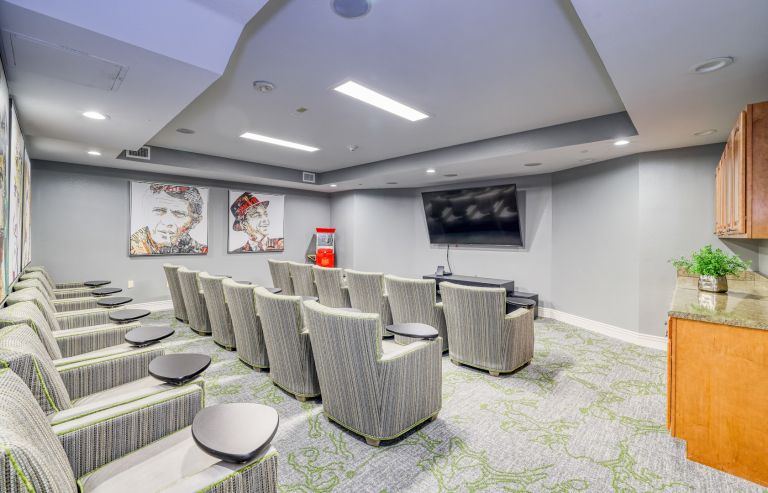 Lincoln Meadows Senior Living dining area