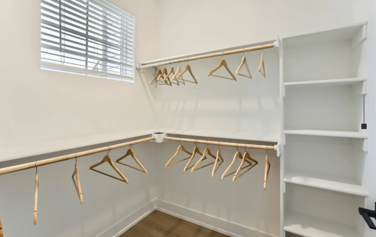 Ara Townhomes & Flats atmosphere and seating