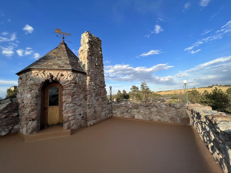 Cherokee Ranch & Castle dining area