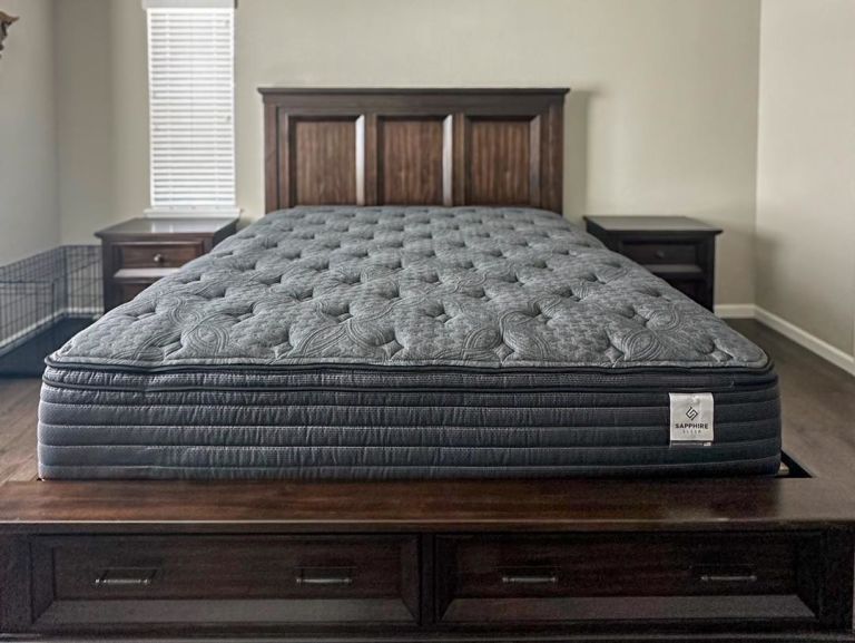 BoxDrop Mattress & Furniture Castle Rock, CO atmosphere and seating