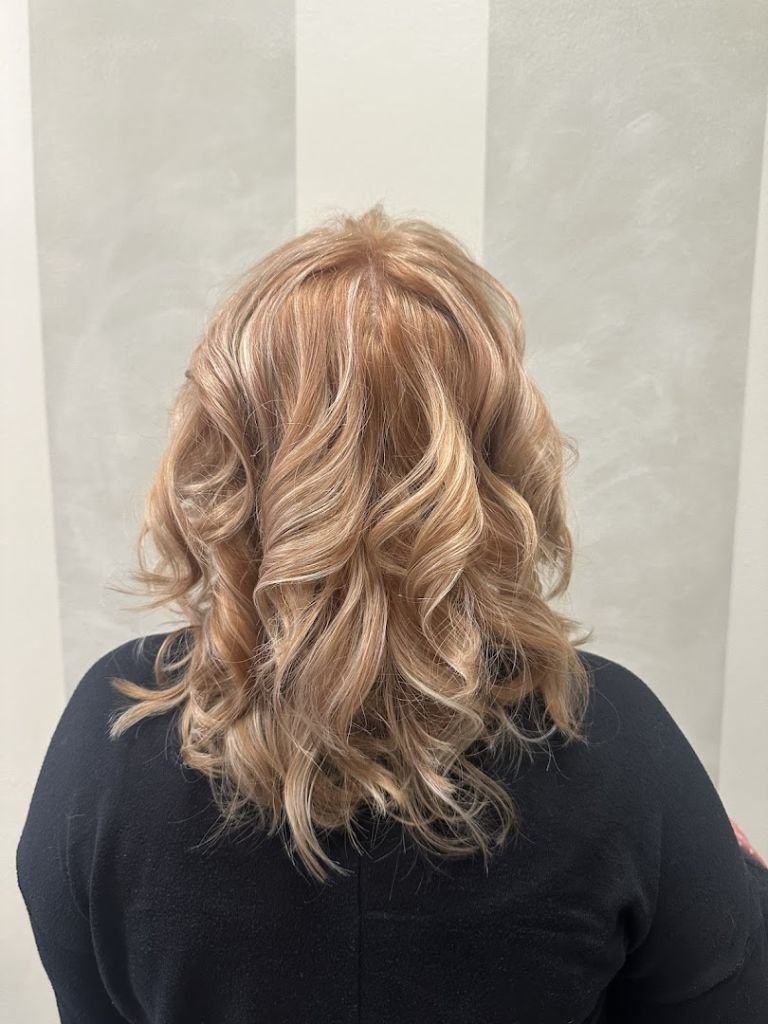 Razz-Ma-Tazz Hair Design Salon atmosphere and seating
