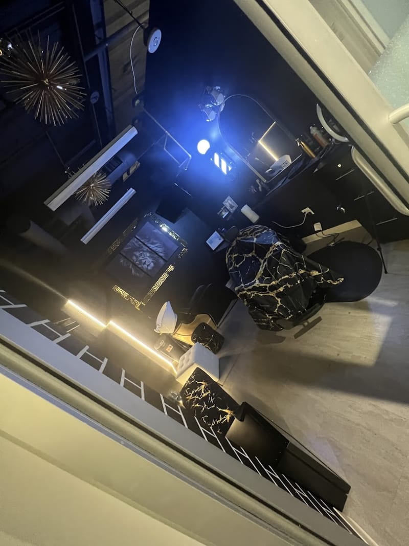 Ak's Barbershop & Salon Studio