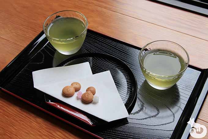 お茶とお菓子