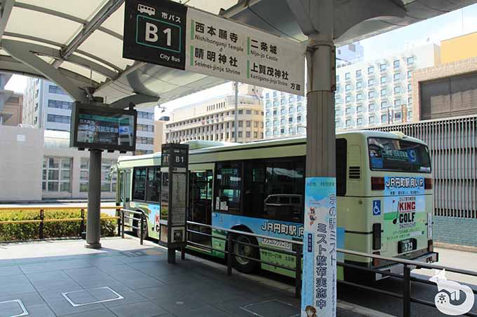 京都駅からバスに乗車