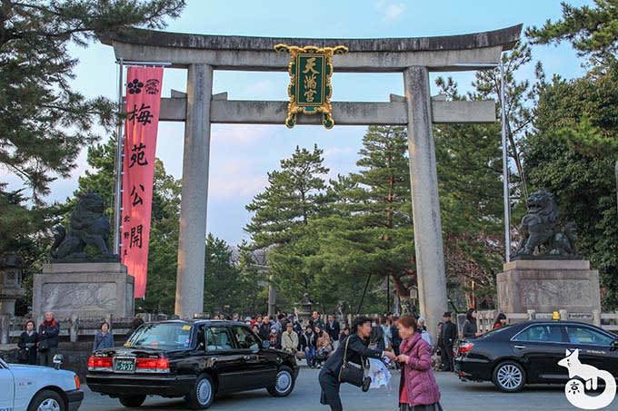 北野天満宮 梅のライトアップ 鳥居