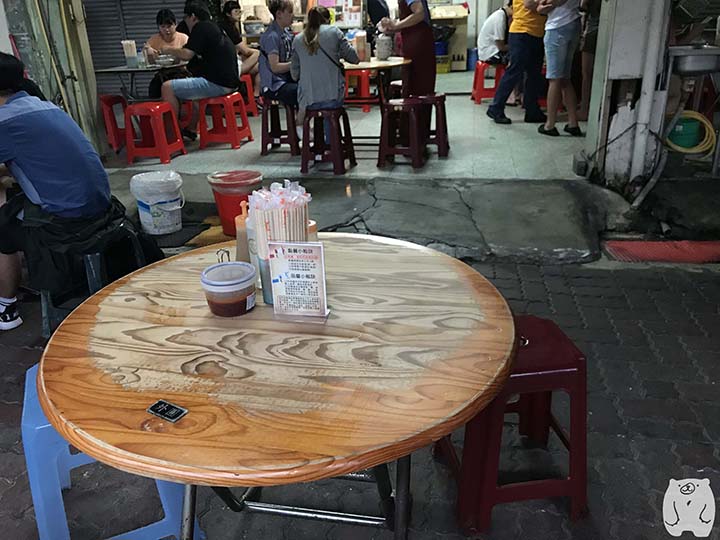 六千牛肉湯|テーブルと椅子