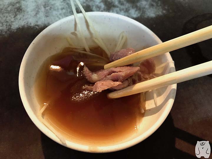 六千牛肉湯|牛肉をタレにつけて食べる