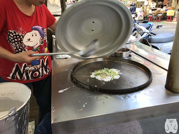 石精臼蚵仔煎|スープを加える