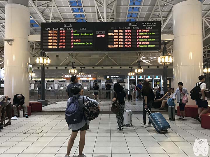 駅構内にある自動售票機を探す