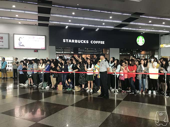 高雄国際空港から高雄市内(美麗島駅)へのアクセス1|左手へ進む