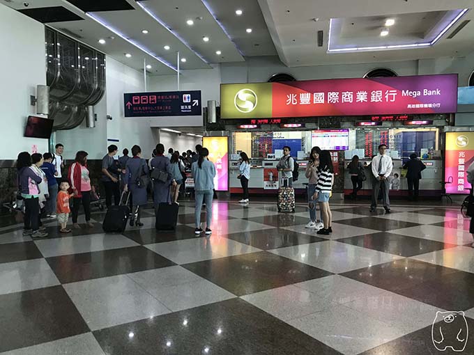 高雄国際空港から高雄市内(美麗島駅)へのアクセス2|銀行の横の通路を通る