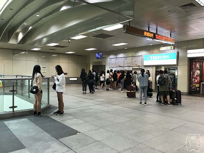 高雄国際空港から高雄市内(美麗島駅)へのアクセス5|駅構内で切符を買う