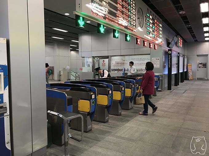 高雄から台南への行き方|改札を通る