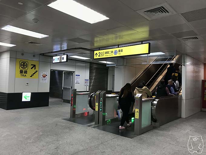高雄から台南への行き方|上の階へと上がる