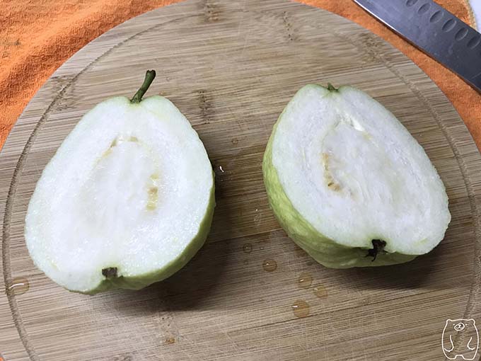 【台湾フルーツ】グアバの食べ方|包丁で切る
