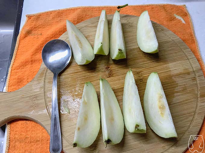 【台湾フルーツ】グアバの食べ方|包丁で食べやすい大きさに切る