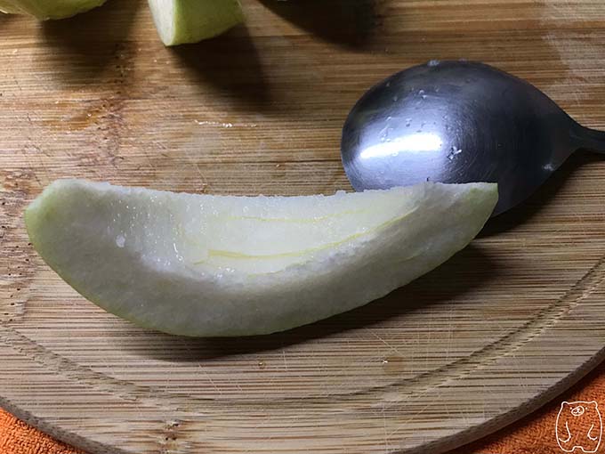 【台湾フルーツ】グアバの食べ方|スプーンで種をくり抜く