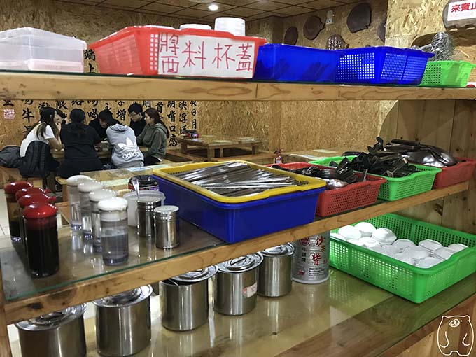 劉哥牛肉湯|食器・調味料がおいてある棚