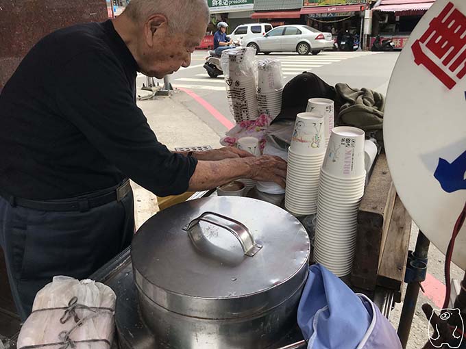 謝萬長傳統豆花|豆花を入れる様子