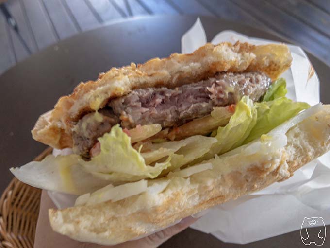 達楽早午餐|超厚牛肉起司漢堡を食べた様子