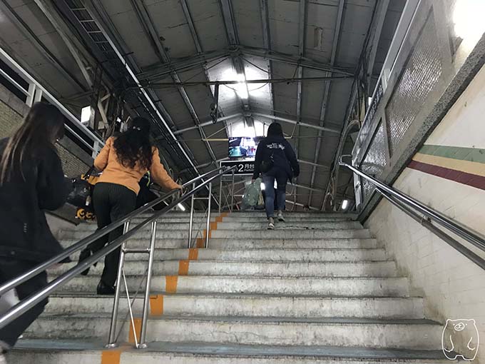 2番乗り場へと向かう階段をのぼる