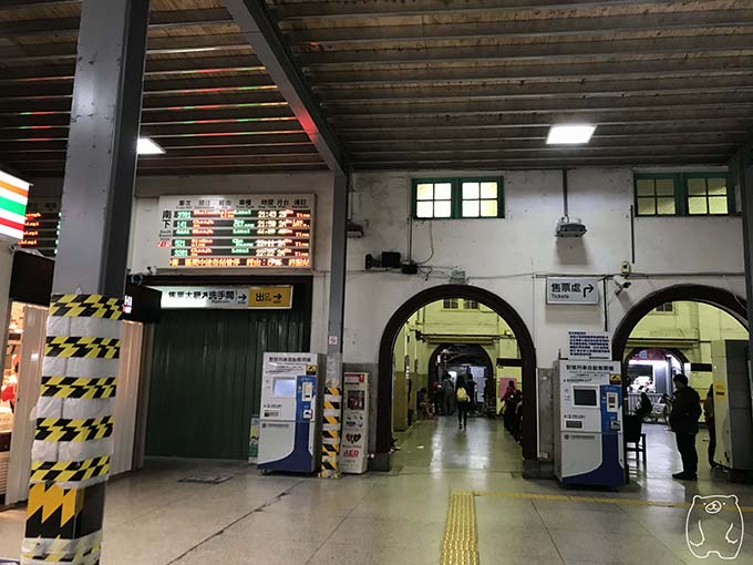 台南駅構内