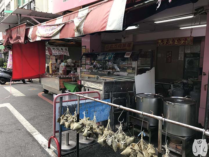 邱惠美鳳梨酥のお店の前に並んでいるちまき