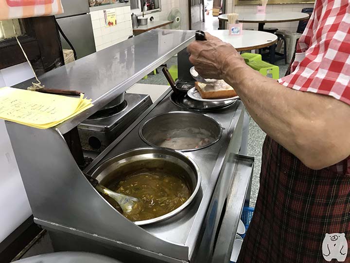 赤崁點心店|棺材板を作る様子