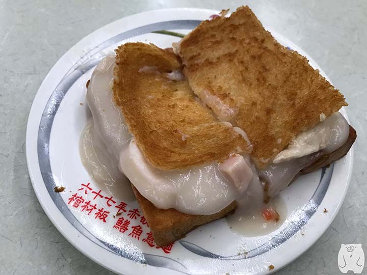 赤崁點心店|正老牌棺材板をナイフで切る