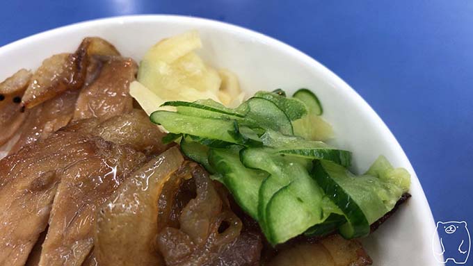 高雄老周焼肉飯の焼肉飯についている漬物