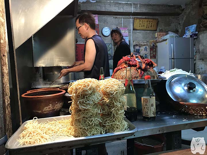 阿江炒鱔魚|麺を茹でる様子