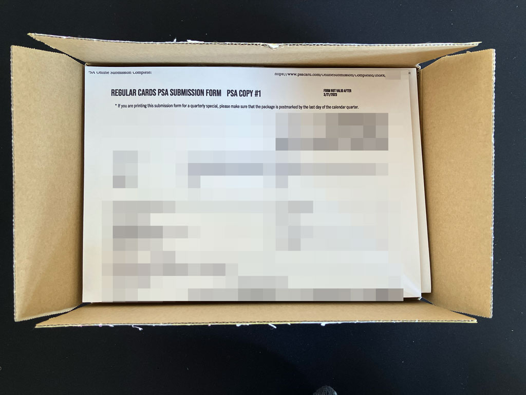 申込書をダンボールに入れる