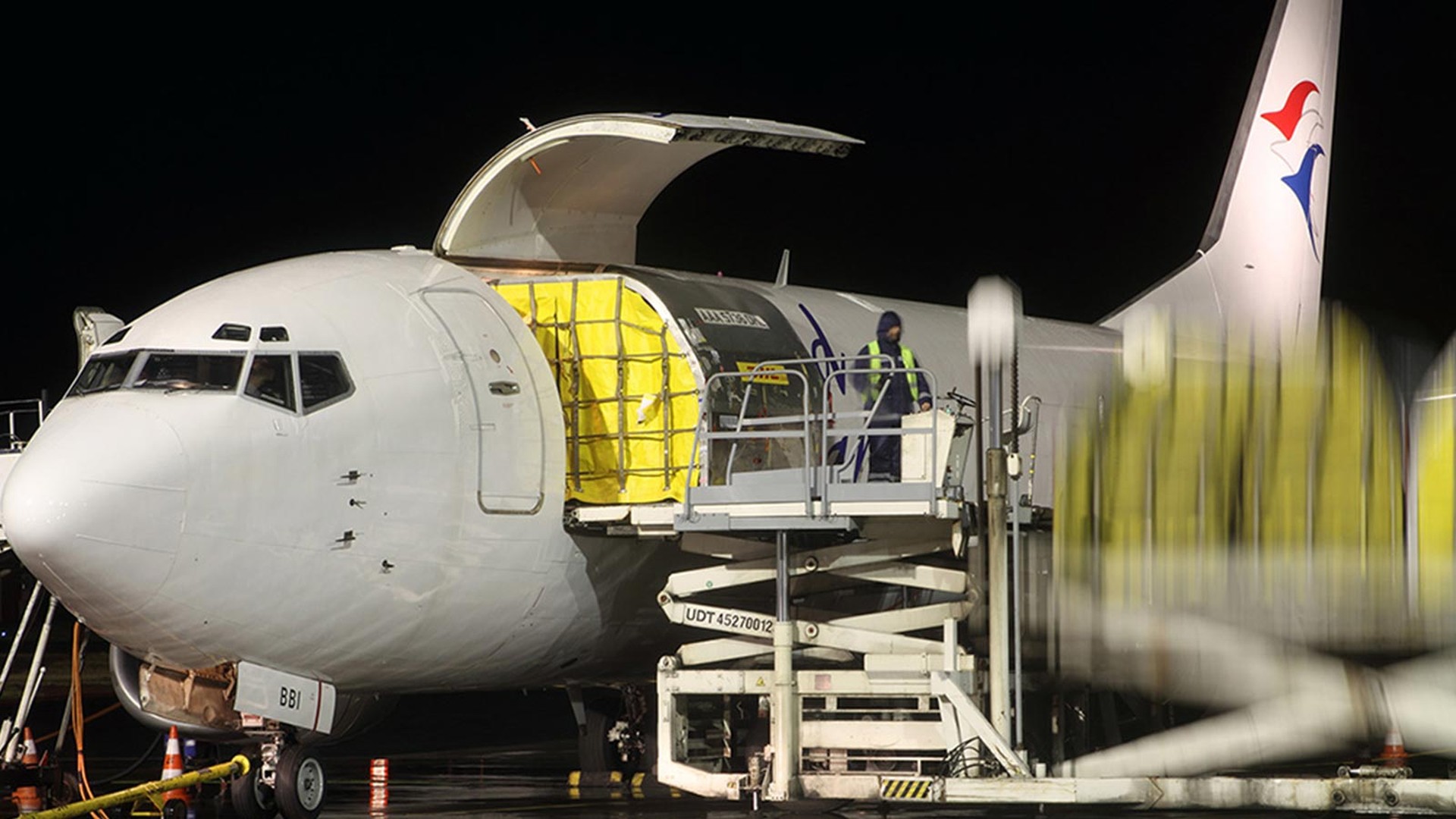 BOEING B737-300F - Photo