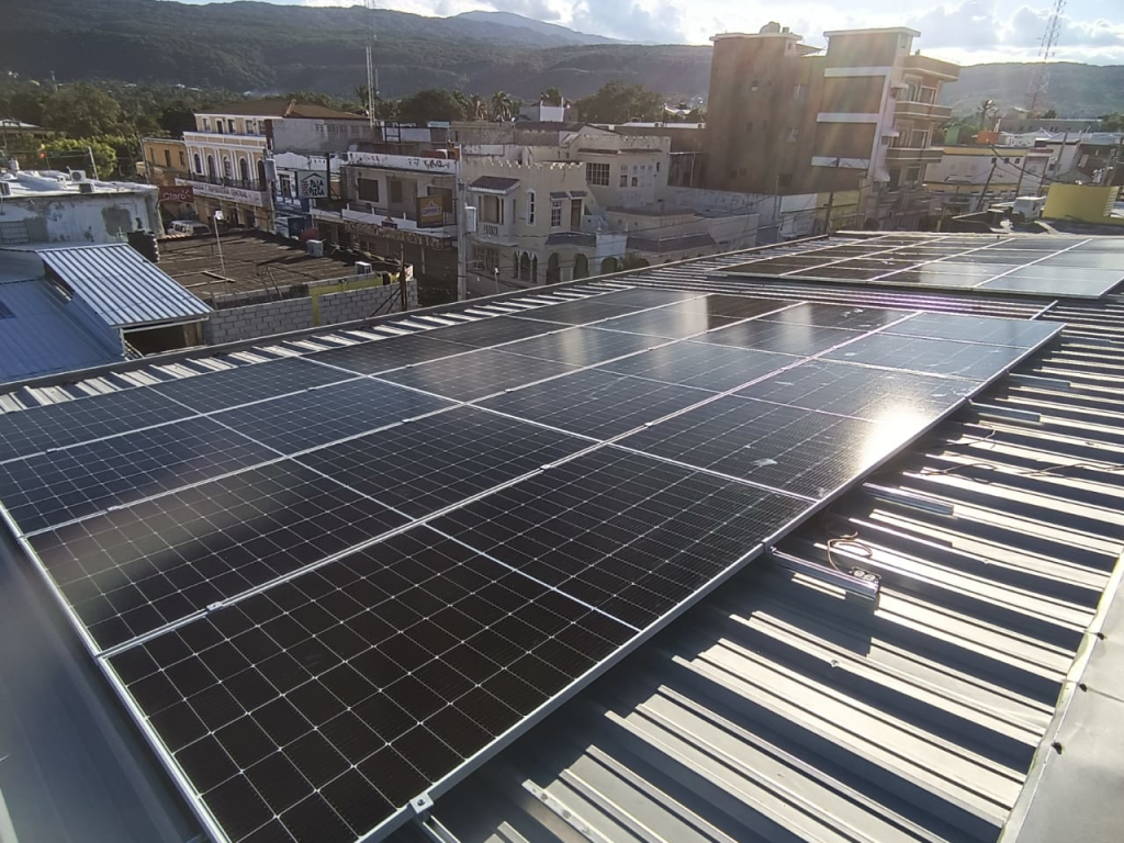 Instalación de Paneles Solares para Empresa de Agroquímicos