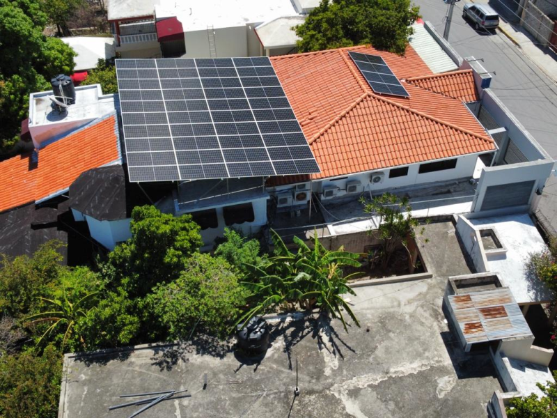 Instalación de Paneles Solares en Centro Clínico