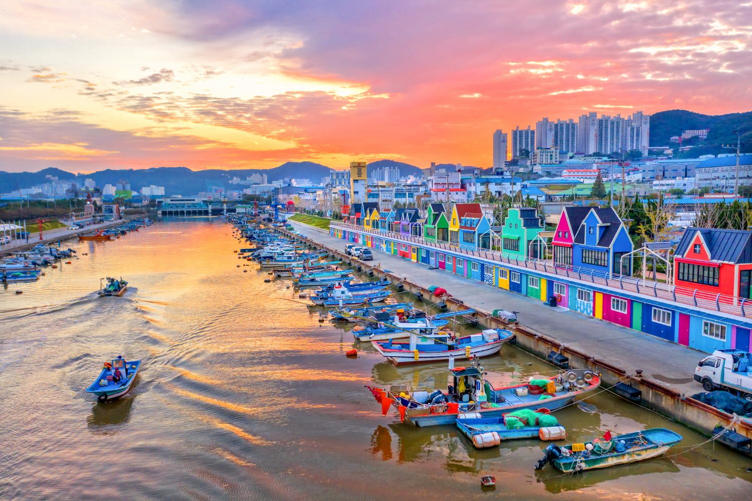 busan https://res.cloudinary.com/duza9jnrs/images/w_640,h_480,c_scale/f_auto,q_auto/v1738239292/busan-1/busan-1.jpg?_i=AA