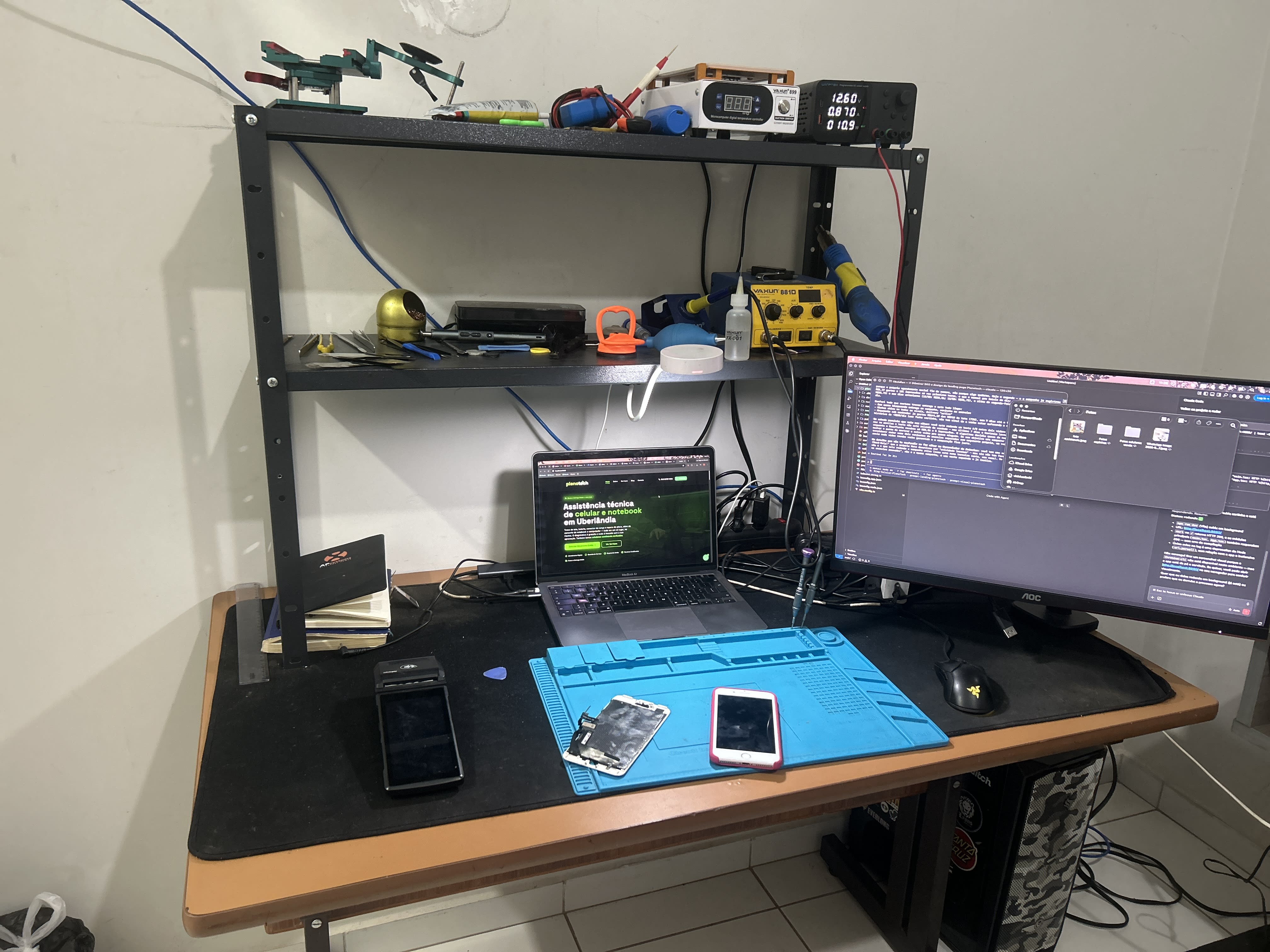 Bancada de trabalho da PlenoTech, com ferramentas de reparo de celular organizadas
