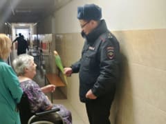 В Чайковском участковые и общественники поздравили женщин в соцучреждении