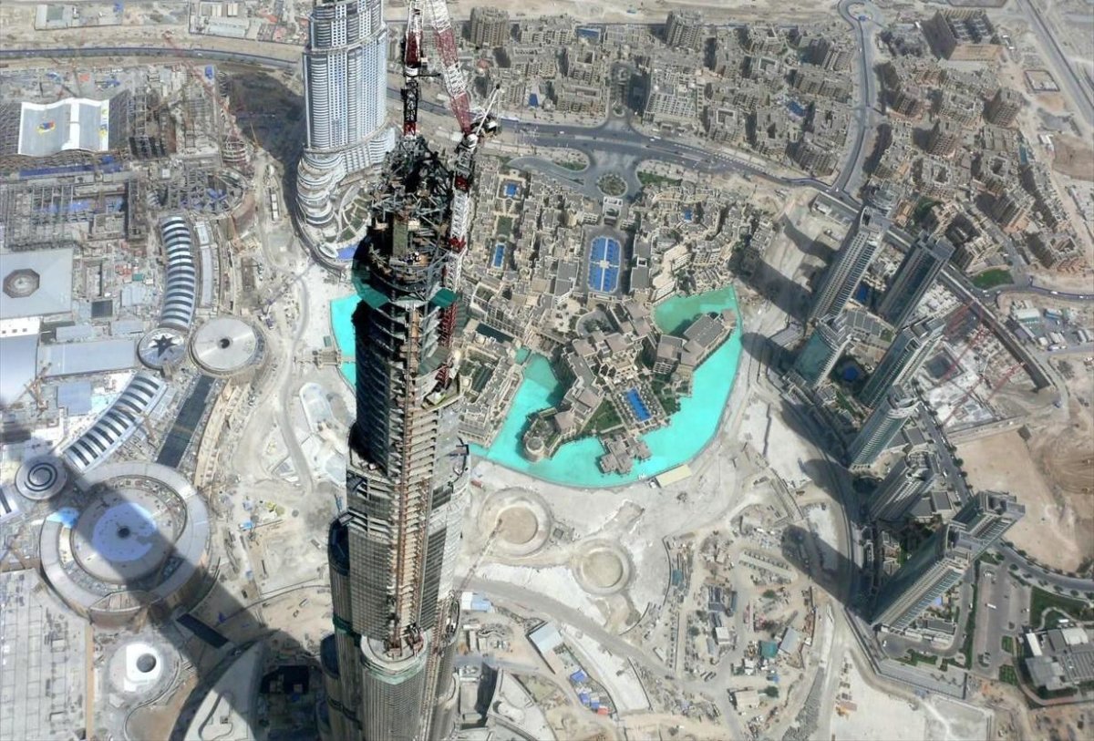 Burj Khalifa rising during construction in Duba