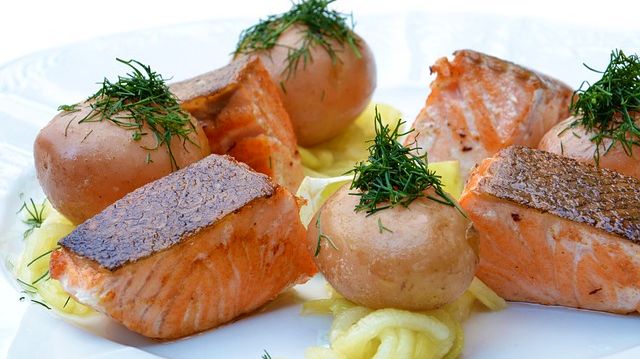 jarni-lososove-kostky lososové kostky s bramborem na talíři recept